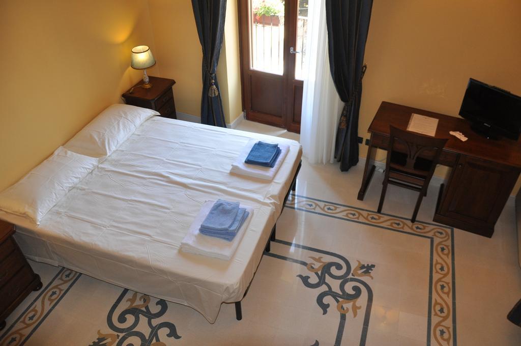 Il Casale dei Conti Bed and Breakfast Barcellona Pozzo di Gotto Camera foto